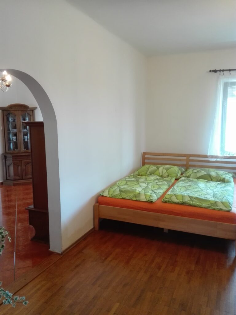 Apartmány Trefa Chlum u Třeboně ubytování v penzionu pokoj ložnice masiv rustikální 04