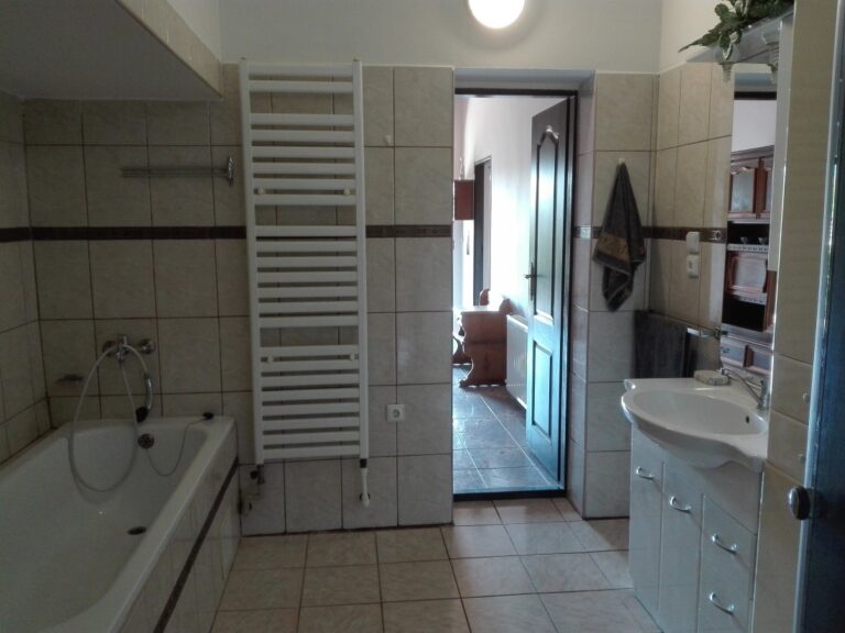 Apartmány Trefa Chlum u Třeboně ubytování v penzionu apartmán 3 koupelna vana sprcha rustikální 14